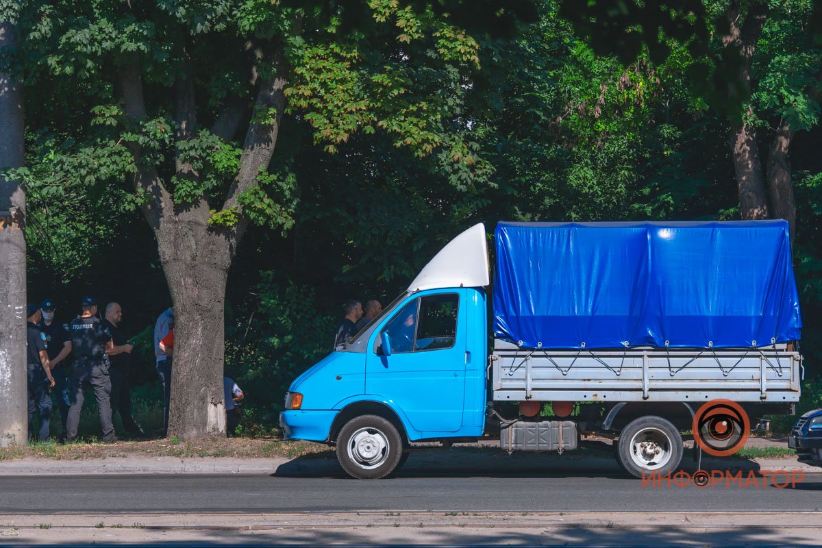 Выйдя на улицу, мужчина упал на землю