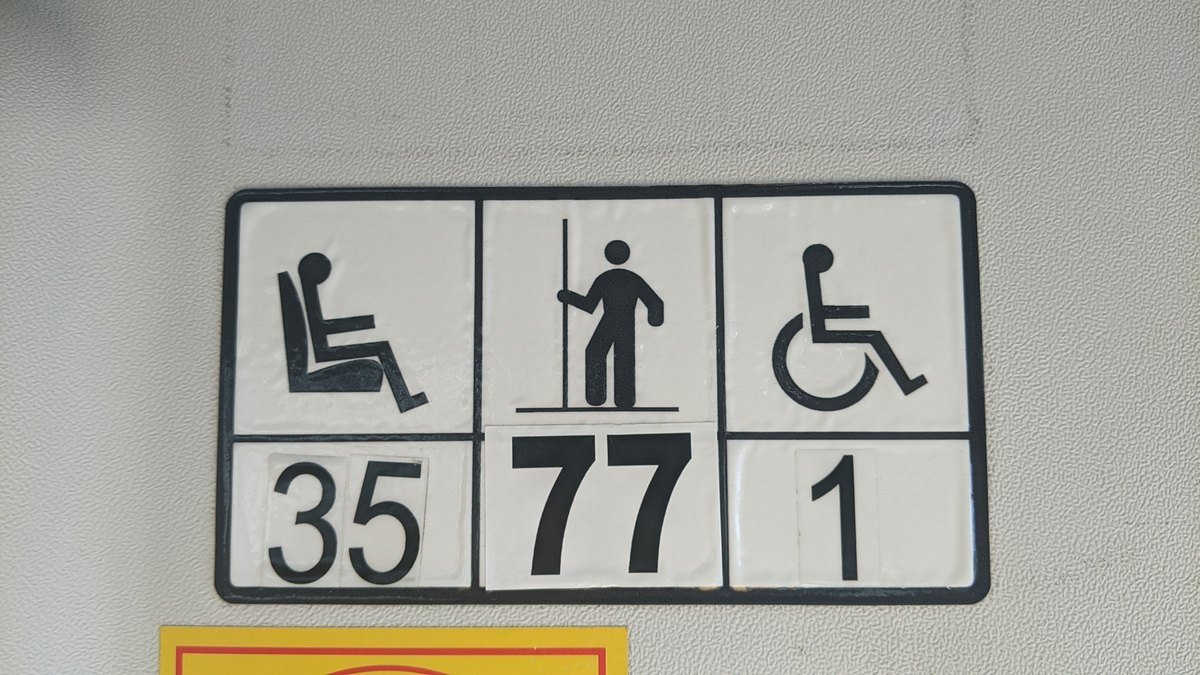 Общая пассажировместимость - больше 75 человек Общая пассажировместимость - больше 75 человек