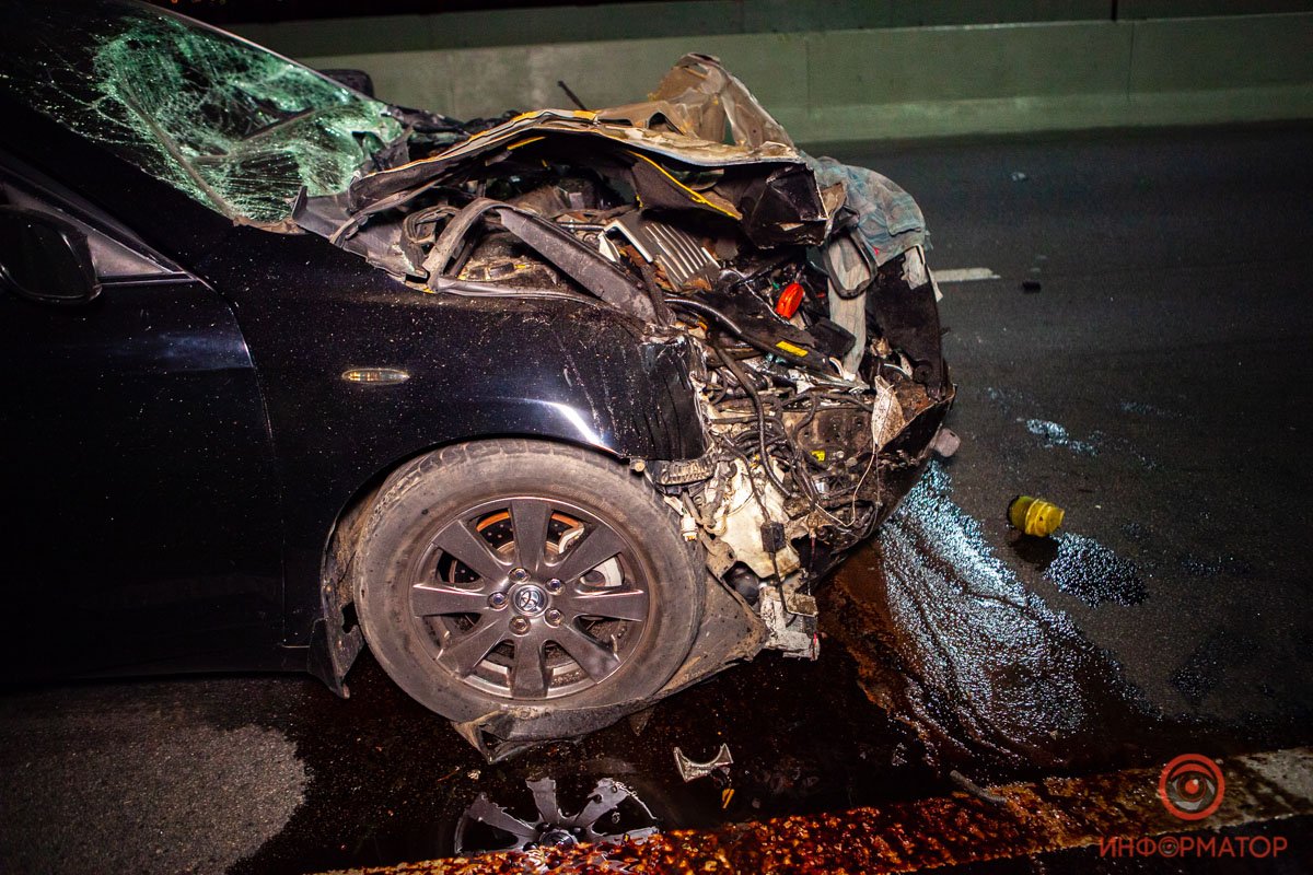 Toyota врезалась в мусоровоз Toyota врезалась в мусоровоз