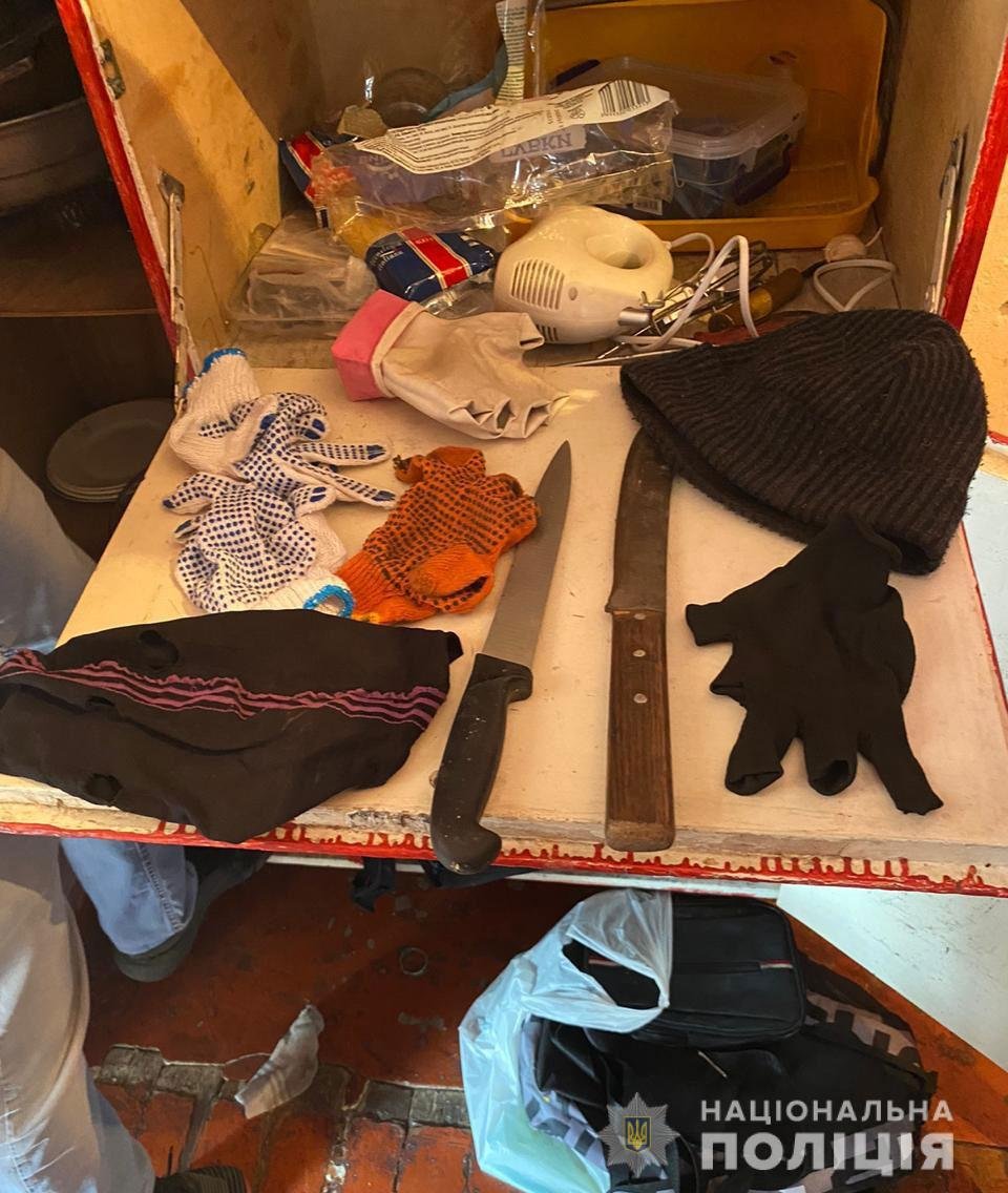 Они напали с ножом на пенсионеров