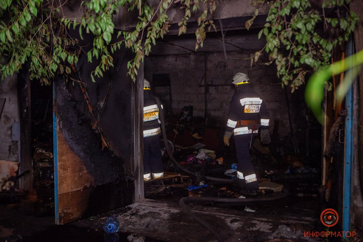 Очаг возгорания находился внутри гаражного бокса