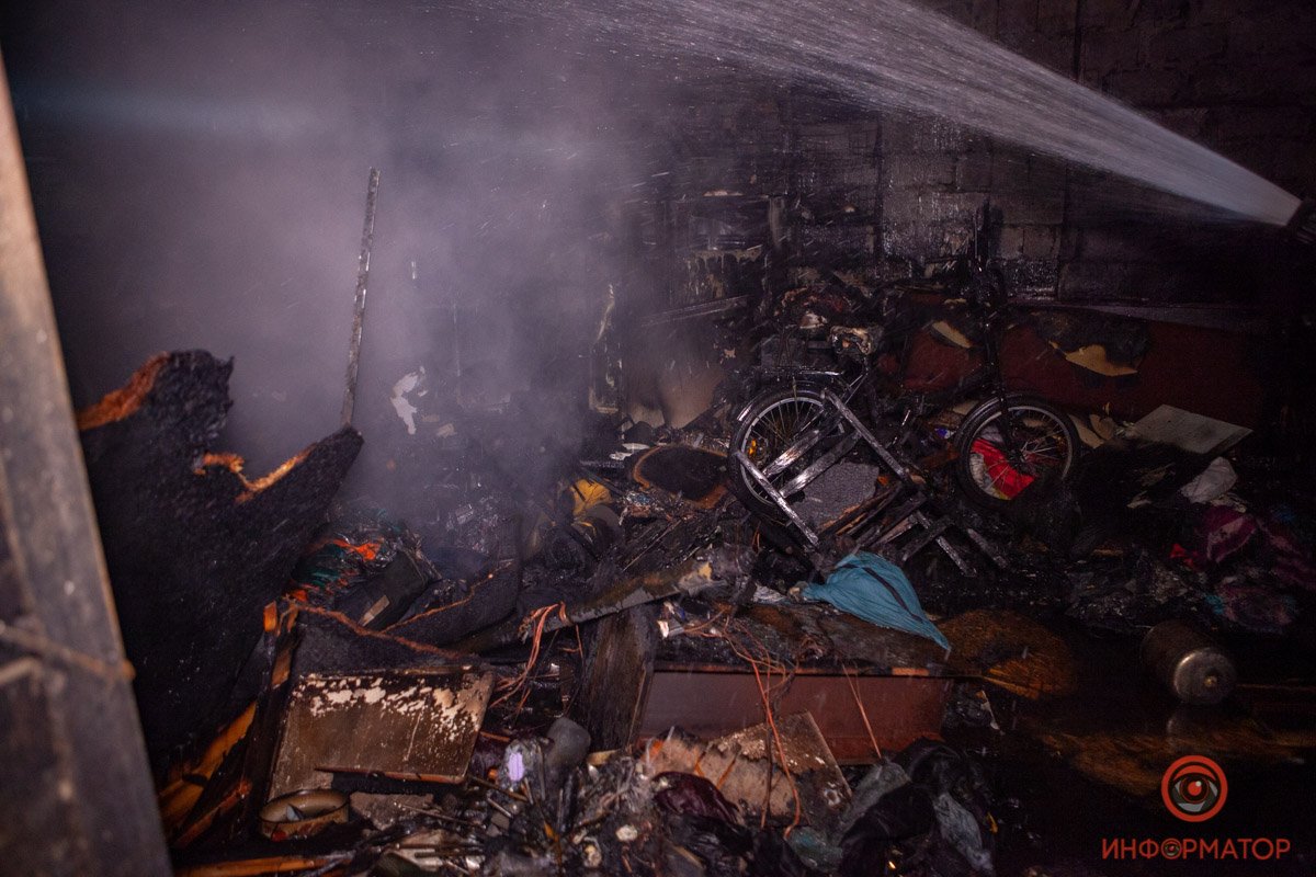 Гараж был забит различными нужными и ненужными вещами