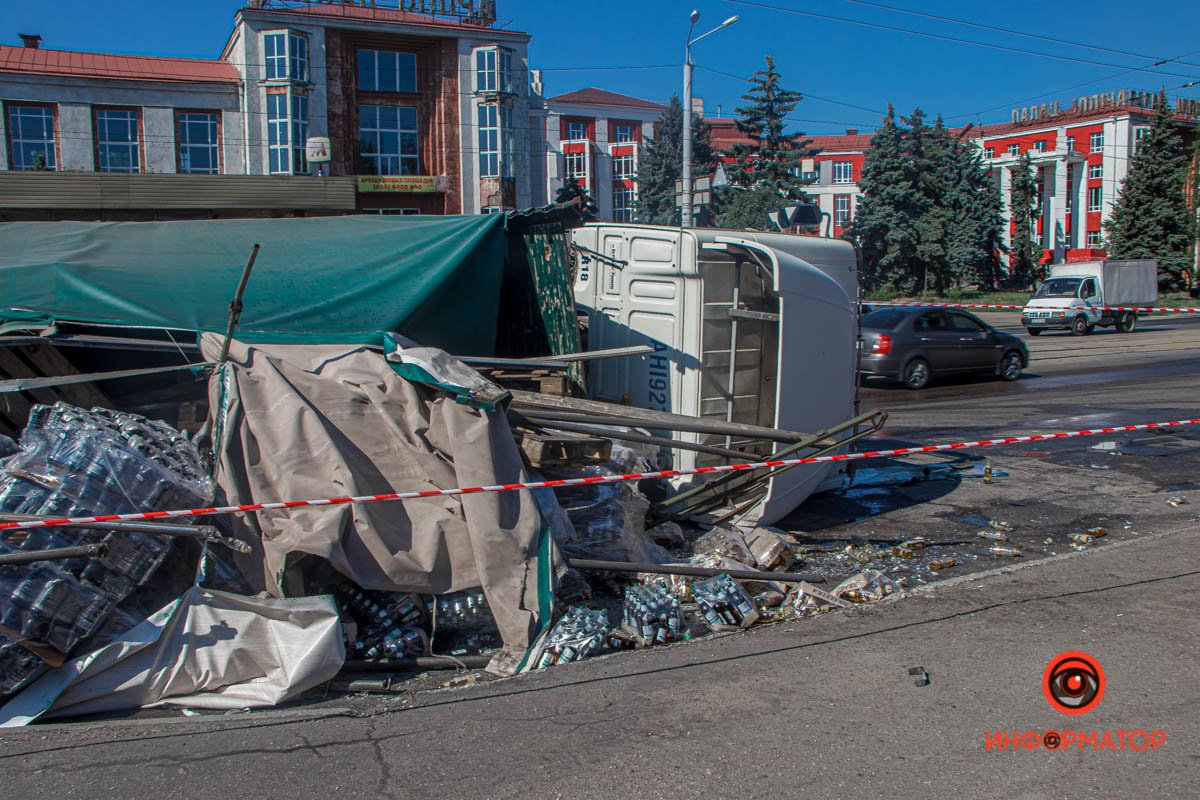 В Днепре на Нигояна перевернулась фура с пивом: пострадал водитель, спиртное разлилось по проезжей части 4