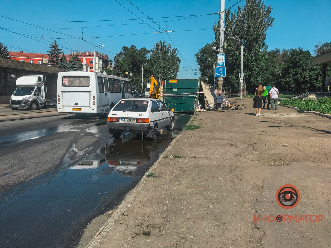 В Днепре на Нигояна перевернулась фура с пивом: пострадал водитель, спиртное разлилось по проезжей части 6