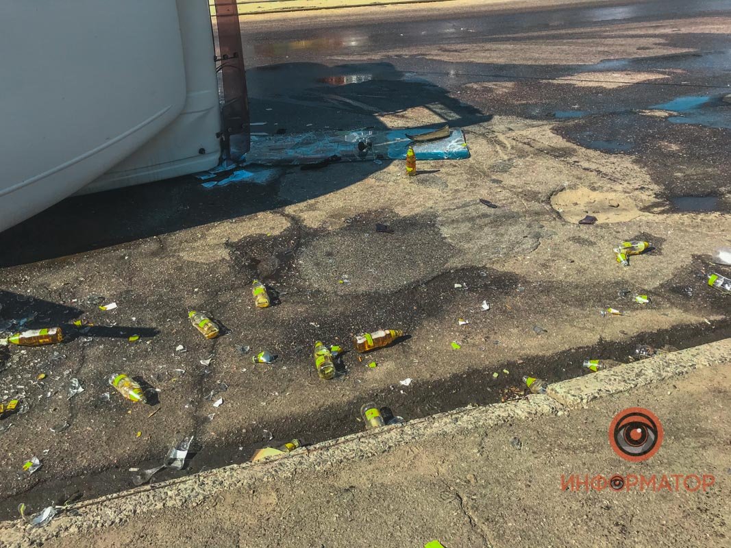 В Днепре на Нигояна перевернулась фура с пивом: пострадал водитель, спиртное разлилось по проезжей части 8