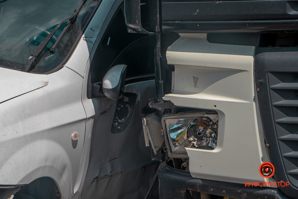 В Днепре на Киевской Chevrolet столкнулся с грузовиком и влетел в столб 1