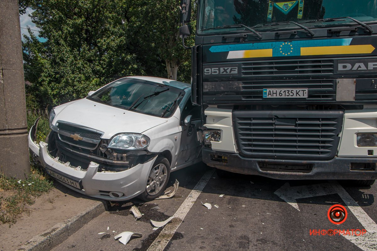 В Днепре на Киевской Chevrolet столкнулся с грузовиком и влетел в столб 2