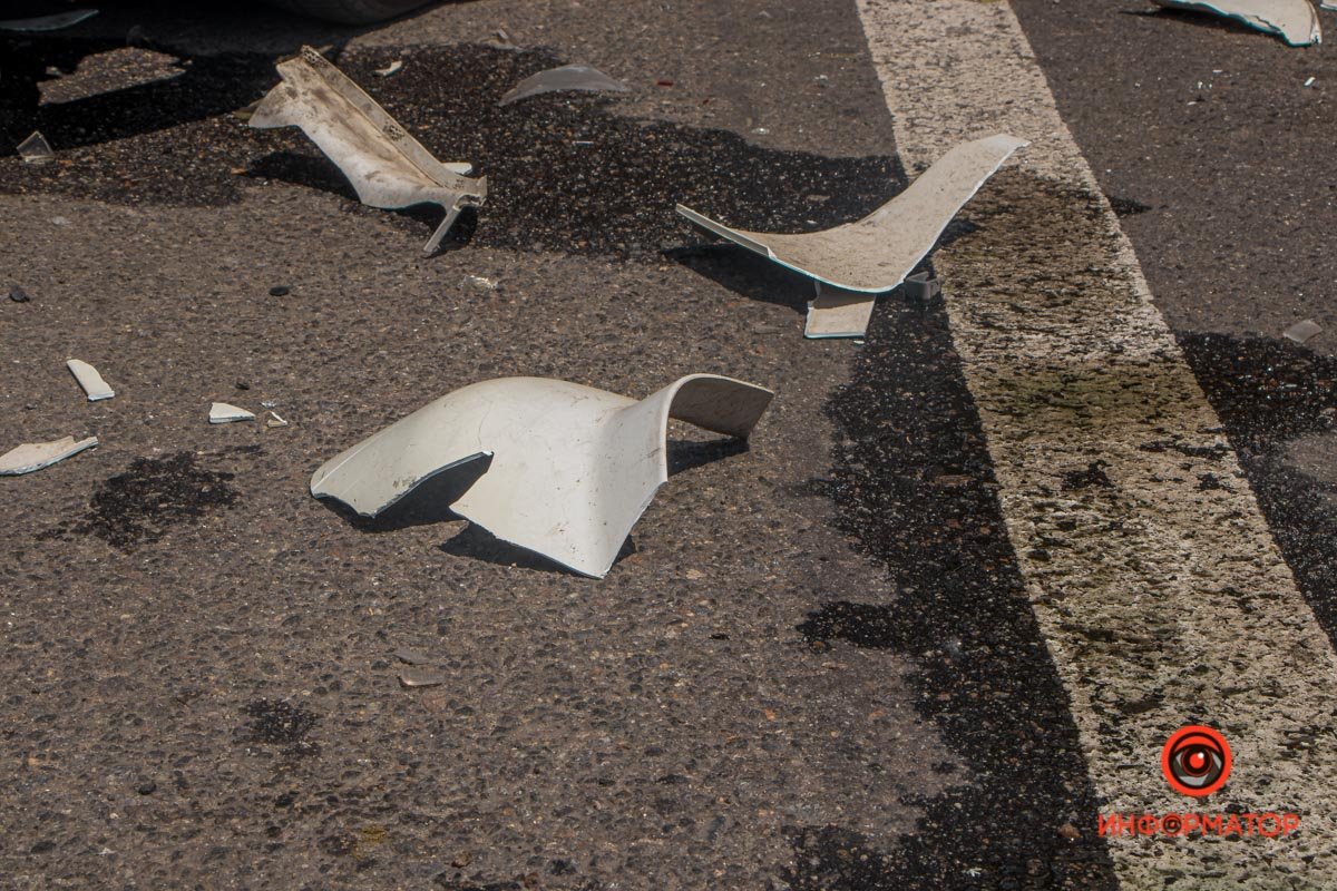 В Днепре на Киевской Chevrolet столкнулся с грузовиком и влетел в столб 3