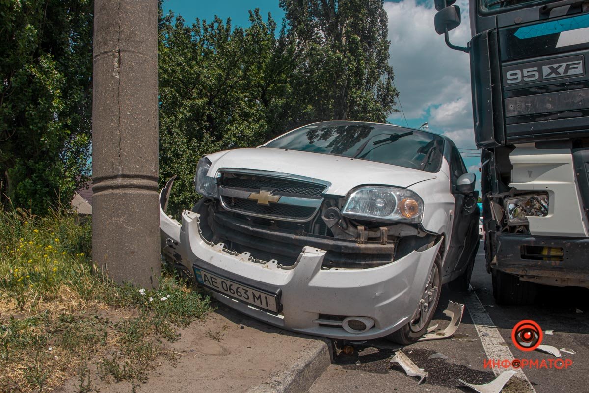 В Днепре на Киевской Chevrolet столкнулся с грузовиком и влетел в столб 4