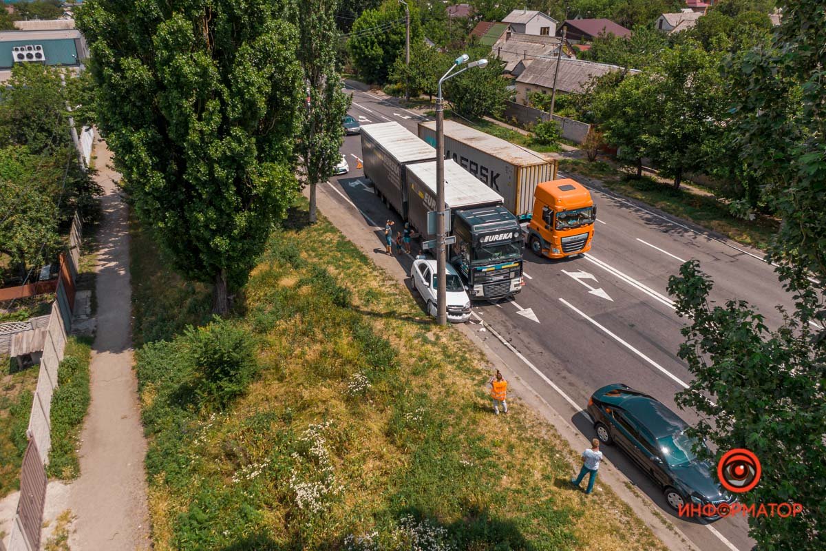 В Днепре на Киевской Chevrolet столкнулся с грузовиком и влетел в столб 5