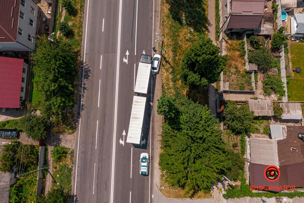 В Днепре на Киевской Chevrolet столкнулся с грузовиком и влетел в столб 6