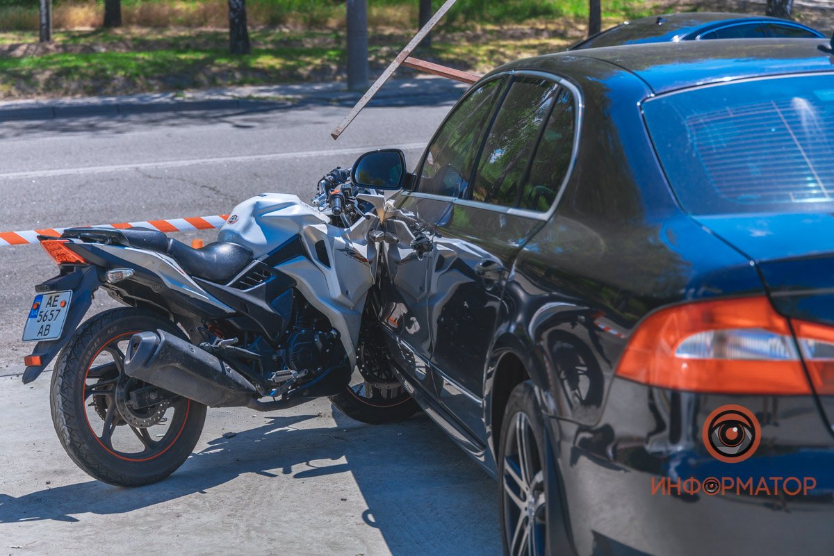 Мотоцикл врезался в Skoda Мотоцикл врезался в Skoda