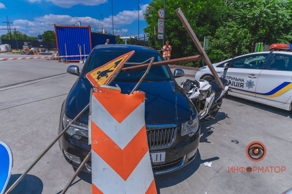 Автомобиль стоял припаркованный Автомобиль стоял припаркованный