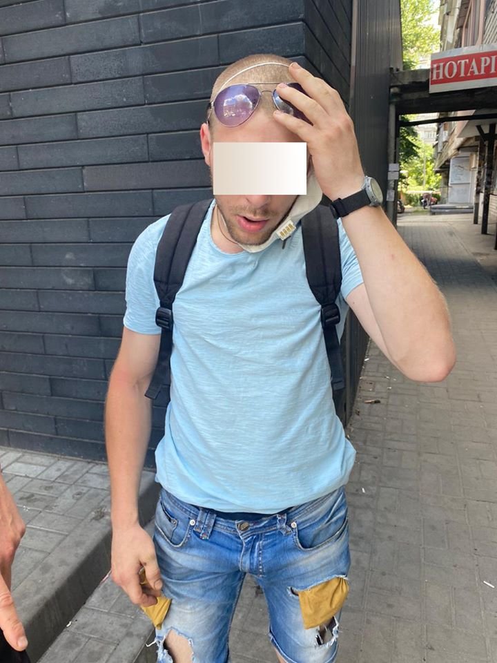 В Днепре мужчина украл из супермаркета шоколадки и гель для душа 1