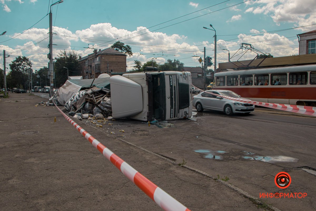 ДТП с фурой груженной пивом в Днепре: осколки и разводы от спиртного все еще на дороге 1