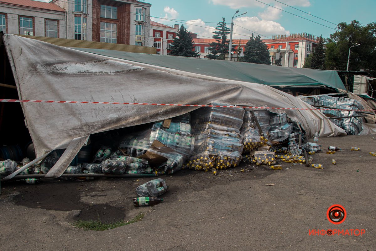ДТП с фурой груженной пивом в Днепре: осколки и разводы от спиртного все еще на дороге 2