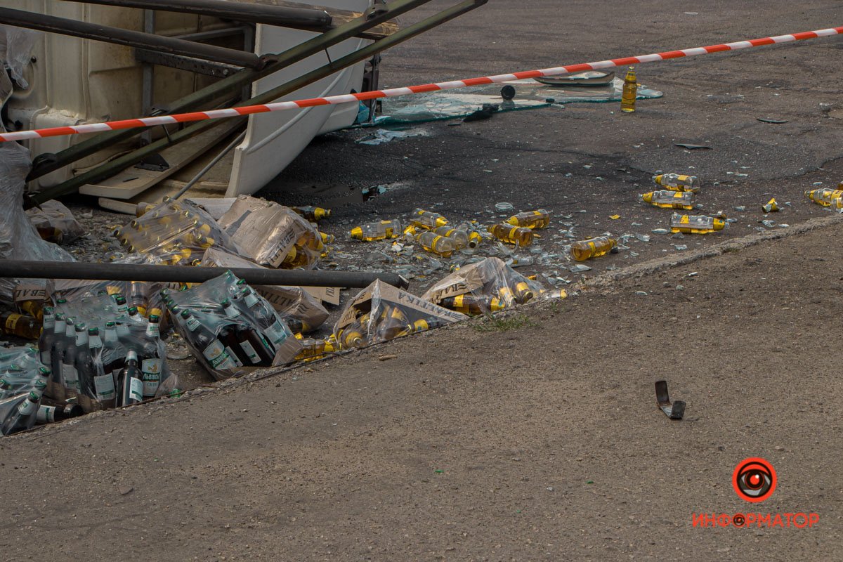 ДТП с фурой груженной пивом в Днепре: осколки и разводы от спиртного все еще на дороге 3