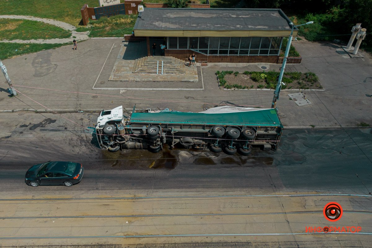 ДТП с фурой груженной пивом в Днепре: осколки и разводы от спиртного все еще на дороге 4