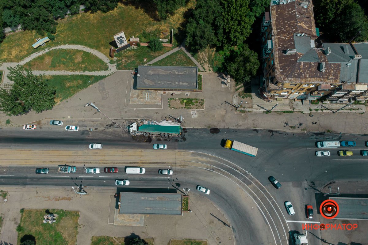 ДТП с фурой груженной пивом в Днепре: осколки и разводы от спиртного все еще на дороге 5