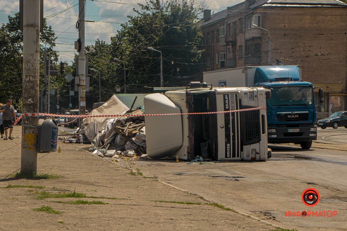 ДТП с фурой груженной пивом в Днепре: осколки и разводы от спиртного все еще на дороге 6