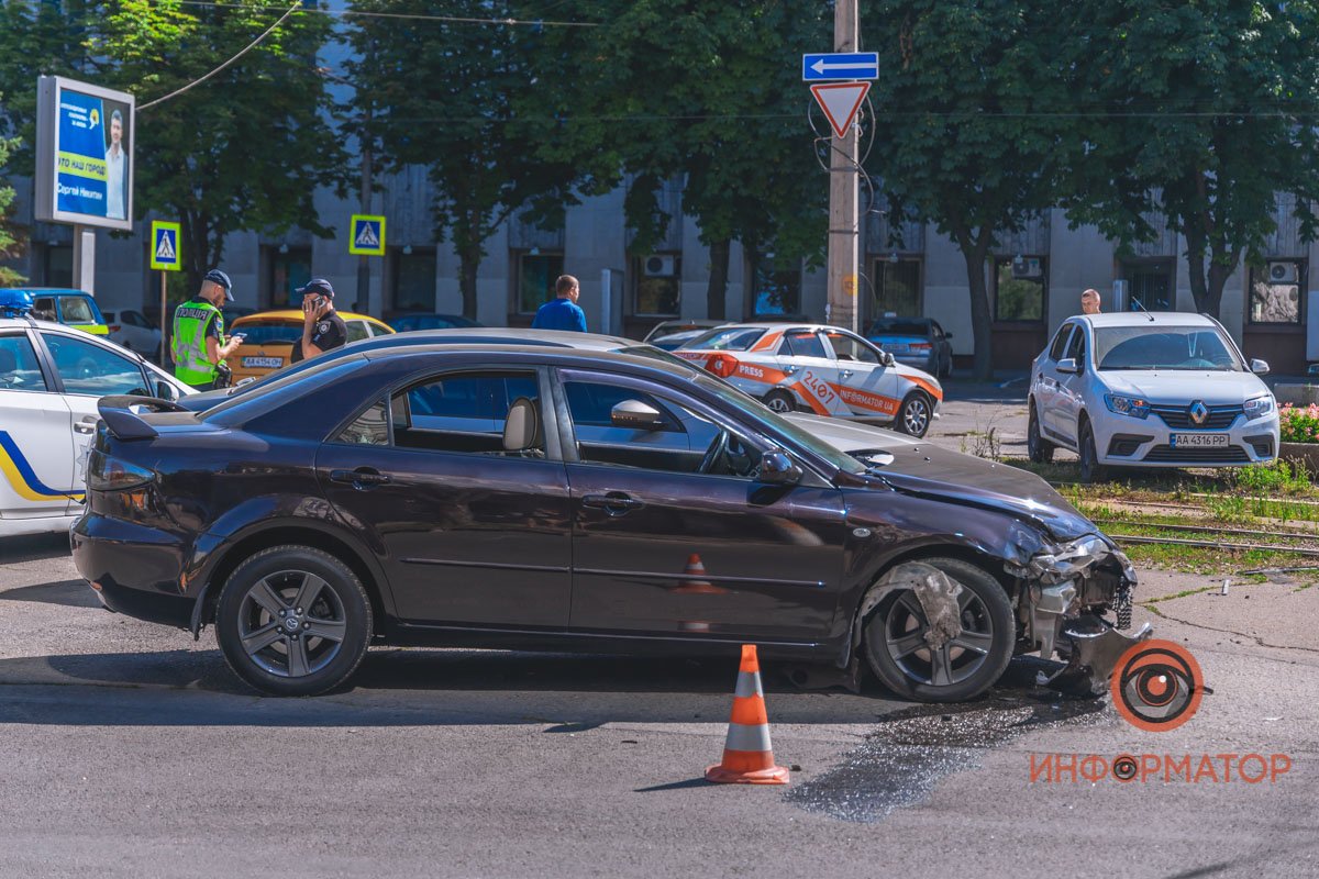 Столкнулись Mazda и Renault Столкнулись Mazda и Renault