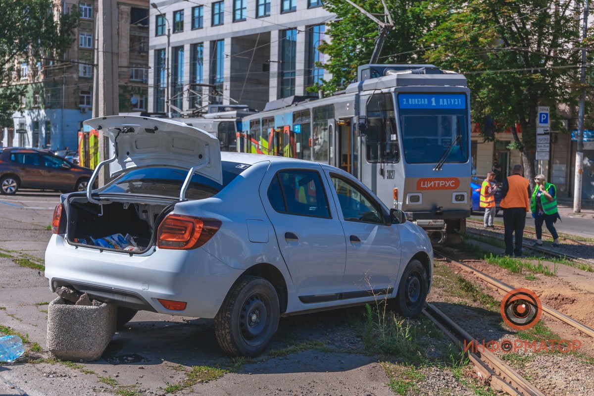 Renault отбросило на трамвайные пути Renault отбросило на трамвайные пути