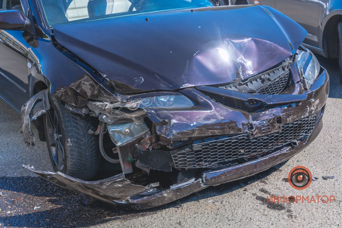 Mazda ехала по проспекту Mazda ехала по проспекту