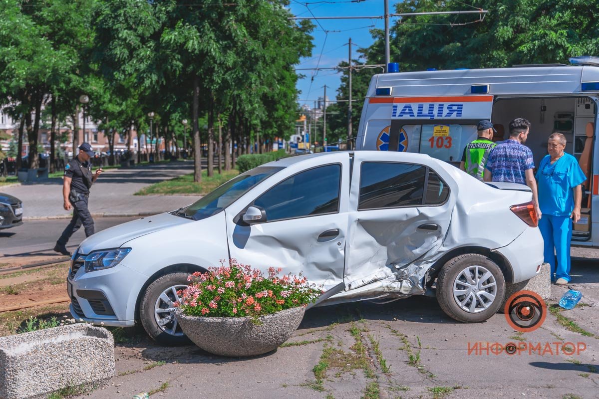 Мужчина, который был в Renault получил травмы Мужчина, который был в Renault получил травмы