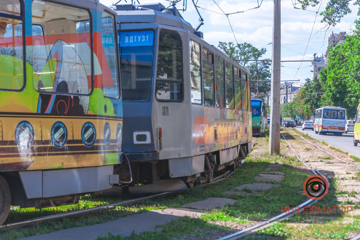 Выстроилась цепочка из трамваев Выстроилась цепочка из трамваев