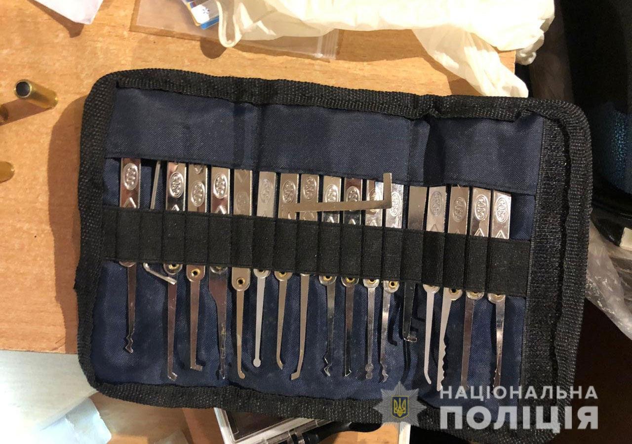 В Днепре 29-летний мужчина нападал на прохожих и грабил их 2