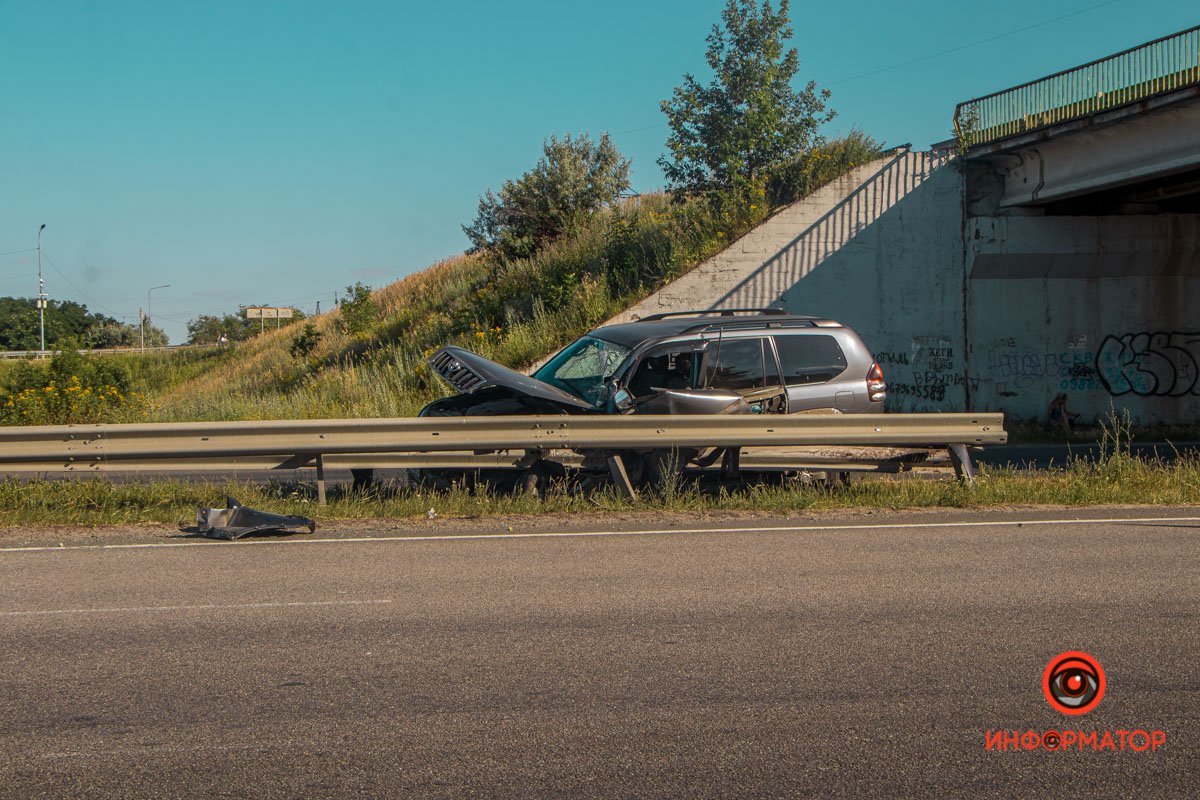 В Днепре на Донецком шоссе Toyota влетела в отбойник 1