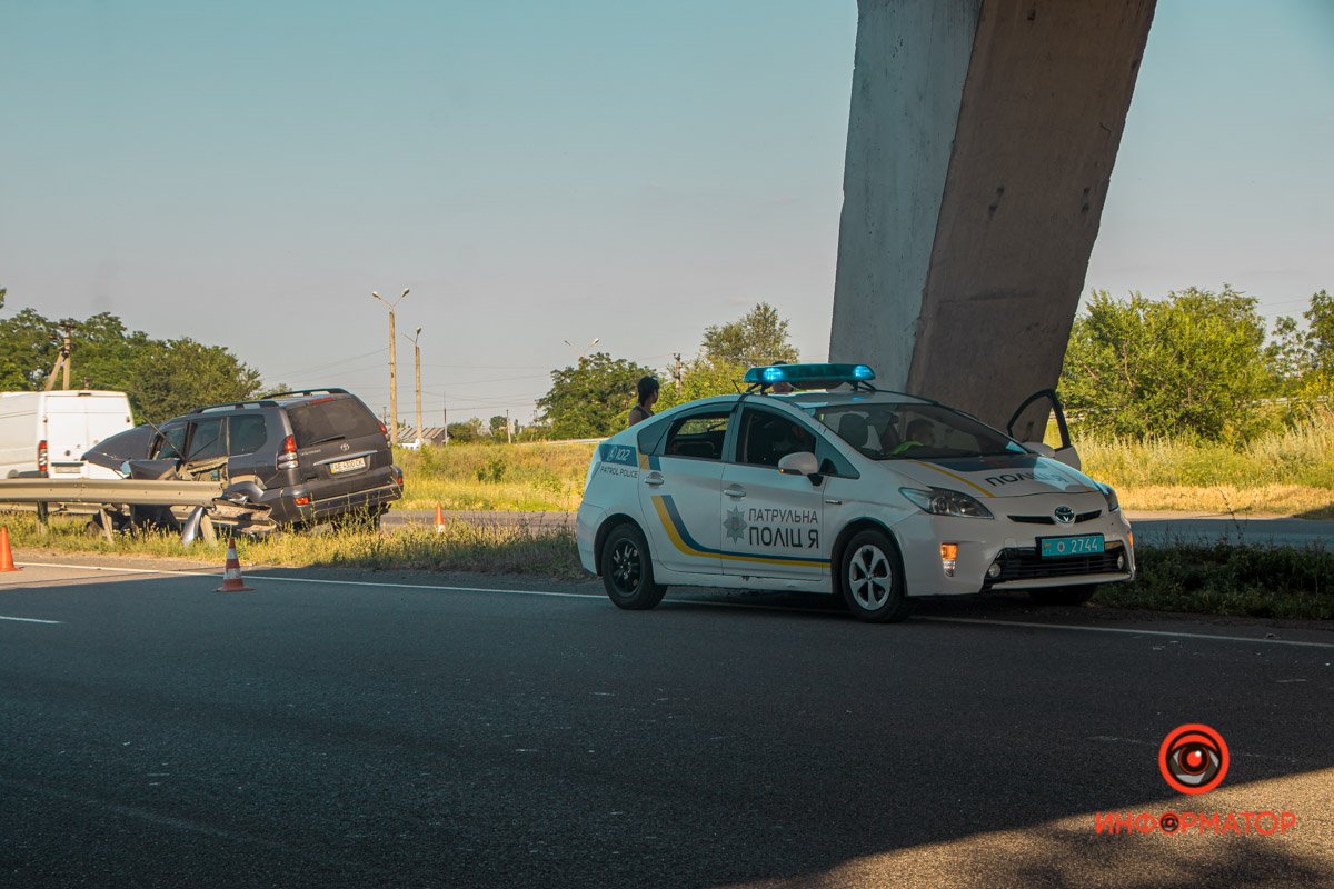 В Днепре на Донецком шоссе Toyota влетела в отбойник 2