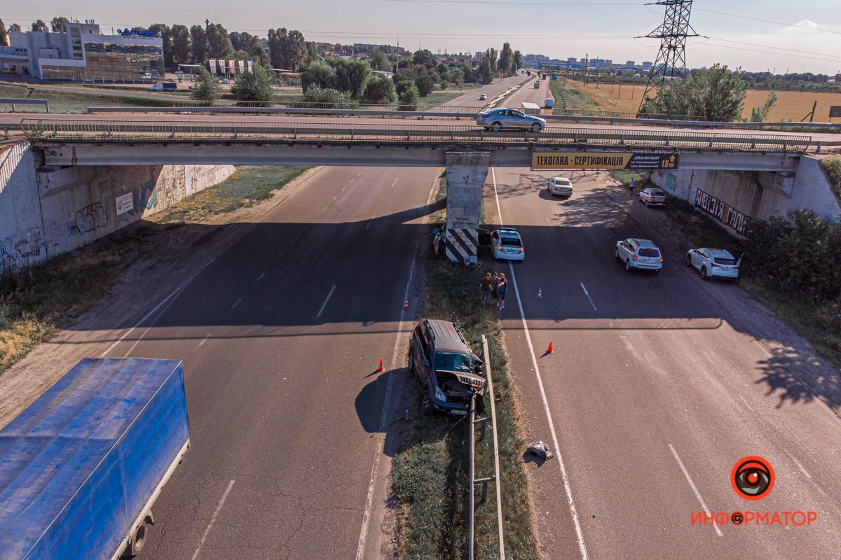 В Днепре на Донецком шоссе Toyota влетела в отбойник 4