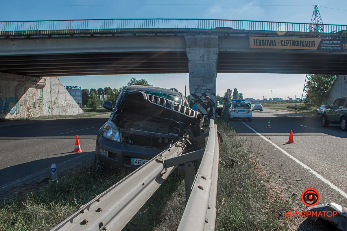 В Днепре на Донецком шоссе Toyota влетела в отбойник 5