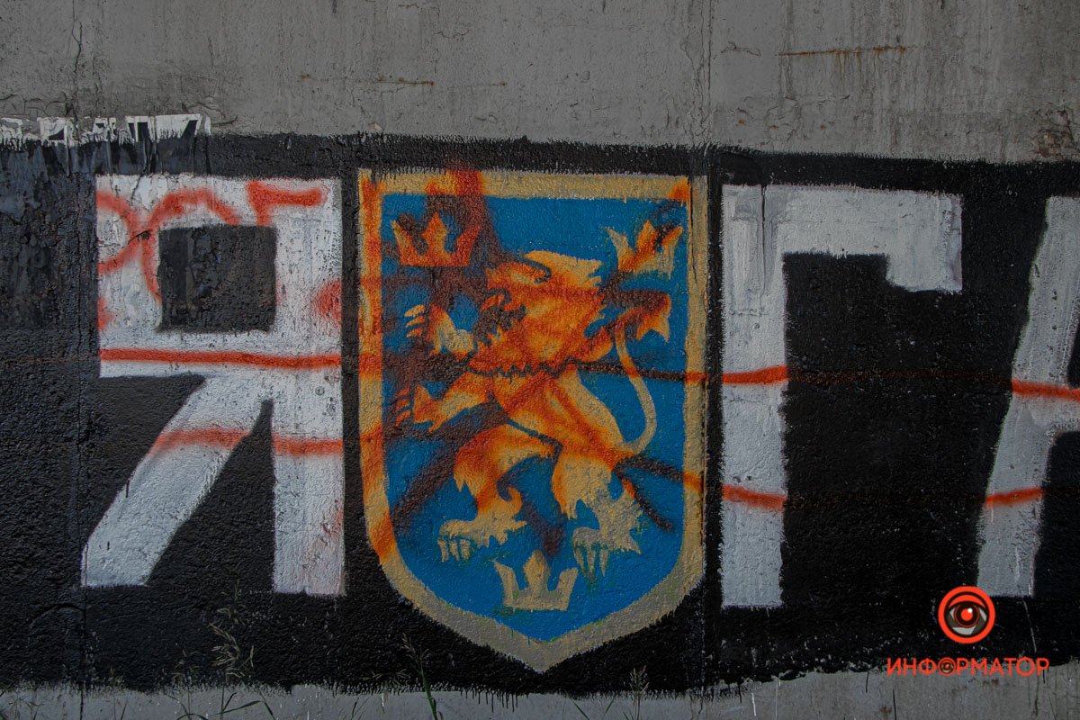 В Днепре испортили два новых граффити 3