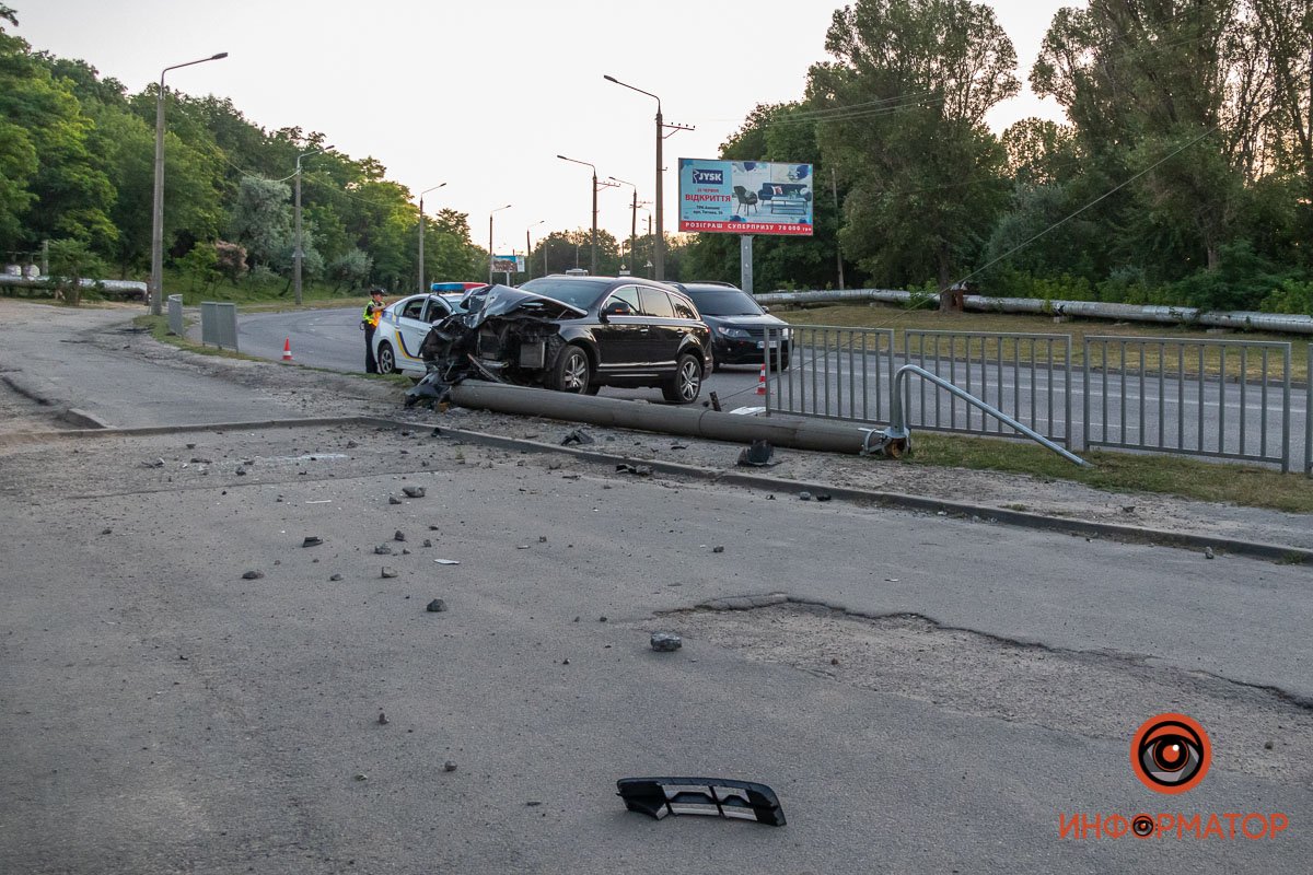 Audi врезался в электроопору Audi врезался в электроопору