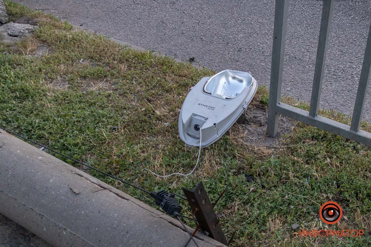 Столб упал на землю Столб упал на землю