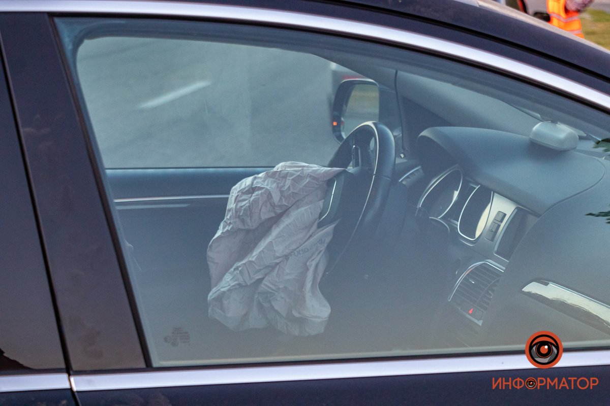 От удара сработали подушки безопасности От удара сработали подушки безопасности