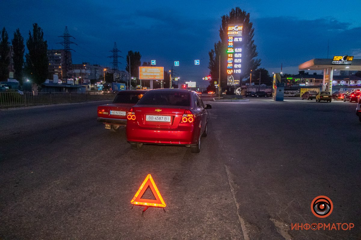 В Днепре возле "Каравана" столкнулись ВАЗ и Chevrolet: беременную женщину госпитализировали 1