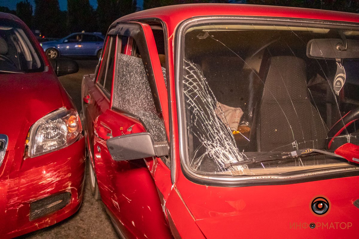 В Днепре возле "Каравана" столкнулись ВАЗ и Chevrolet: беременную женщину госпитализировали 2