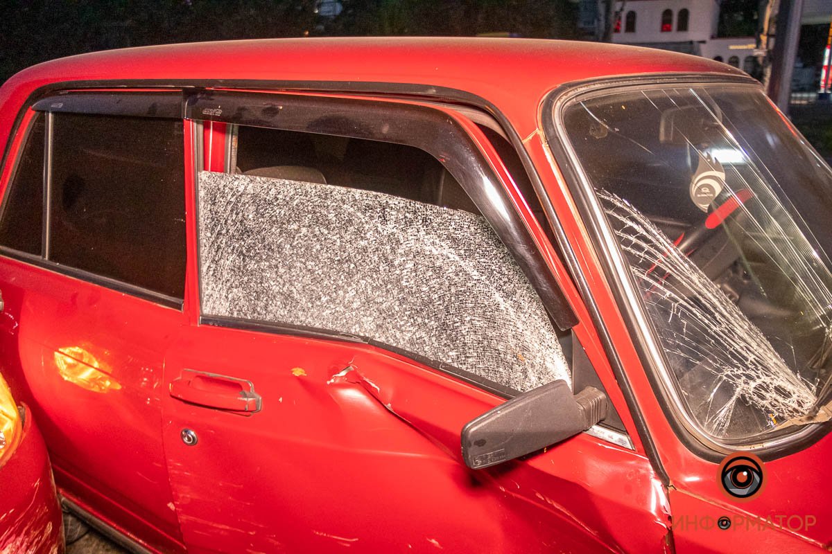 В Днепре возле "Каравана" столкнулись ВАЗ и Chevrolet: беременную женщину госпитализировали 3