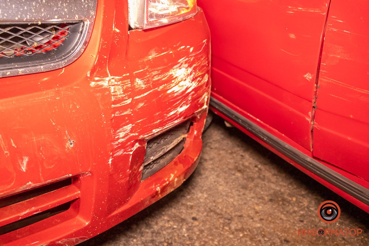 В Днепре возле "Каравана" столкнулись ВАЗ и Chevrolet: беременную женщину госпитализировали 4