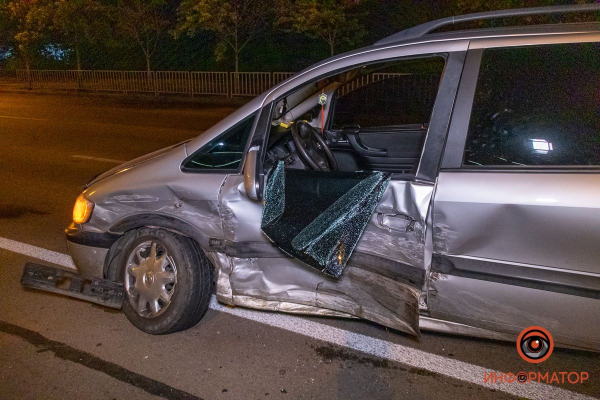 Удар пришелся в переднюю дверь машины