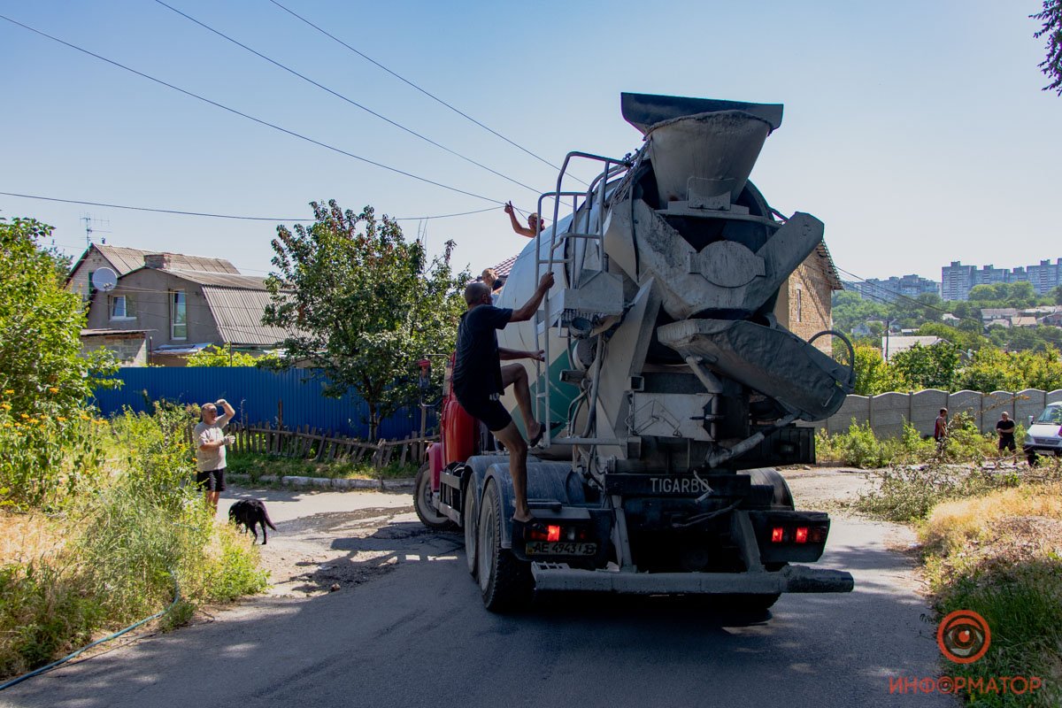 Жители спуска Горнолыжников решили сами отремонтировать дорогу Жители спуска Горнолыжников решили сами отремонтировать дорогу