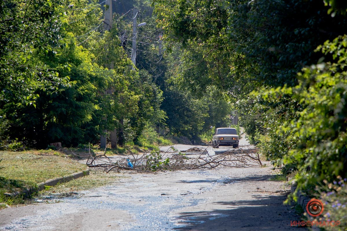 Перекрывать проезд по дороге пришлось подручными средствами Перекрывать проезд по дороге пришлось подручными средствами
