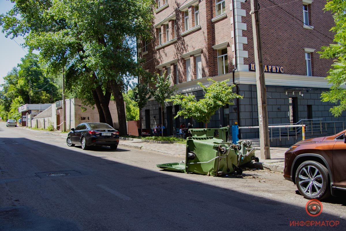 Водитель потерял управление и врезался в мусорные баки Водитель потерял управление и врезался в мусорные баки
