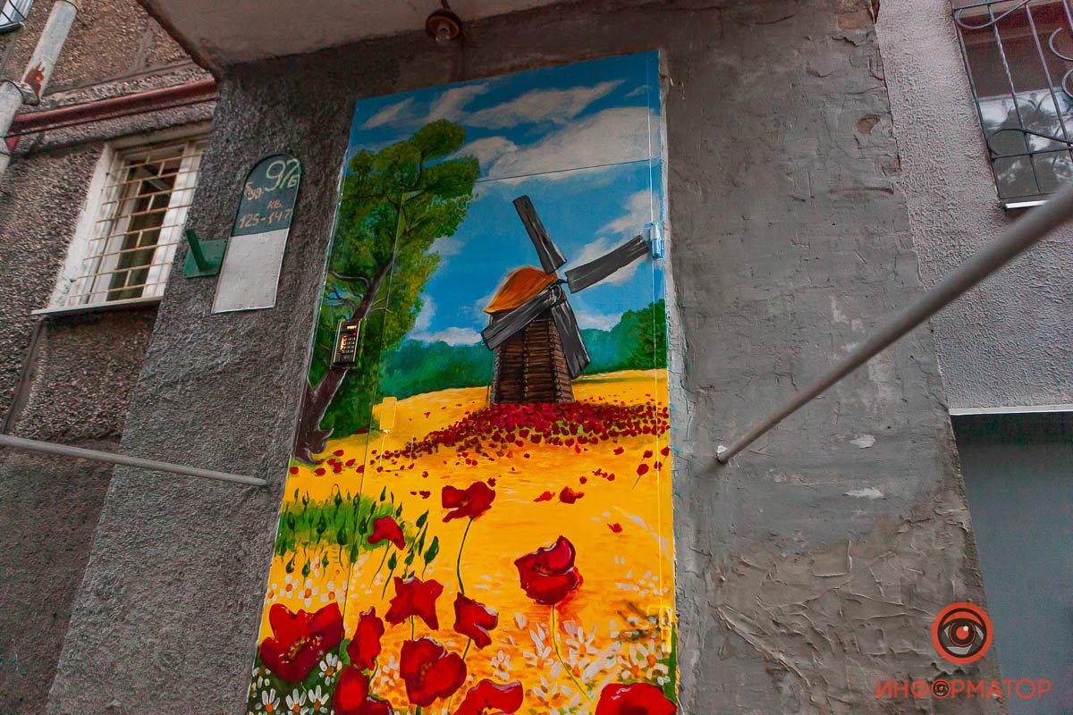 Дверь напоминает картину в галерее