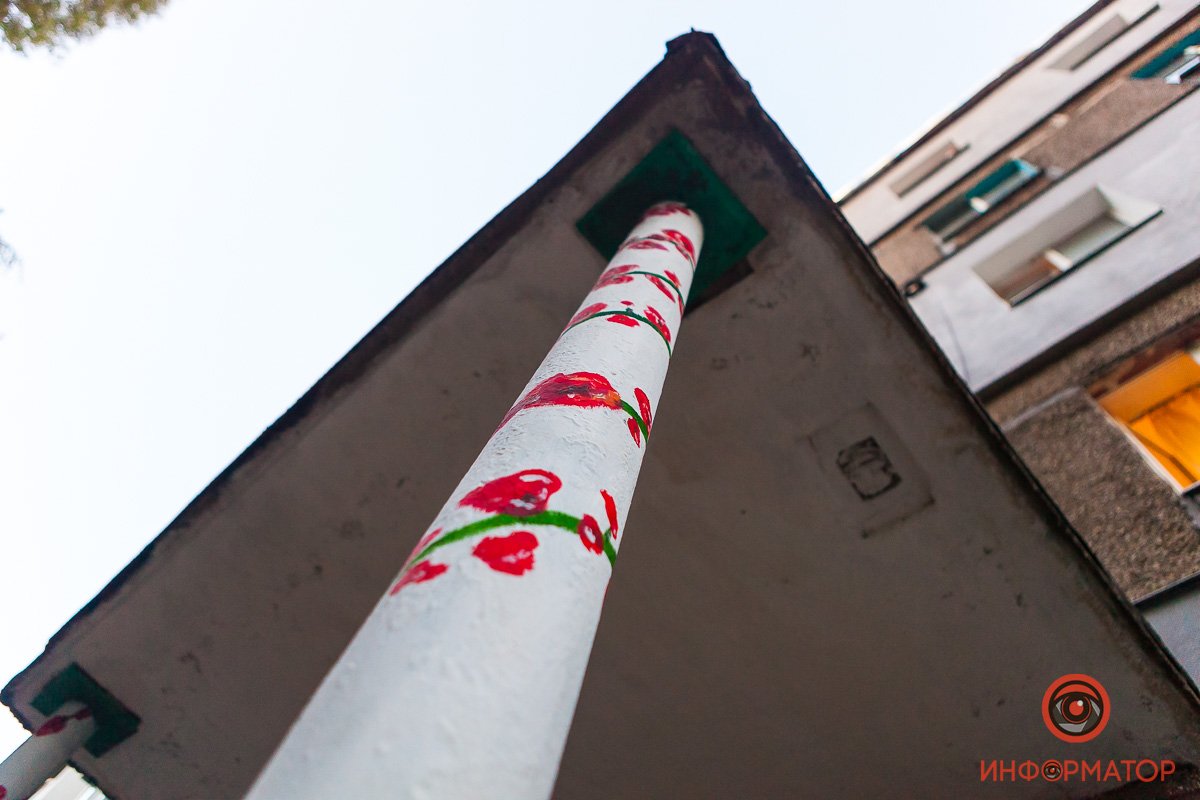 Колоны украшены маками