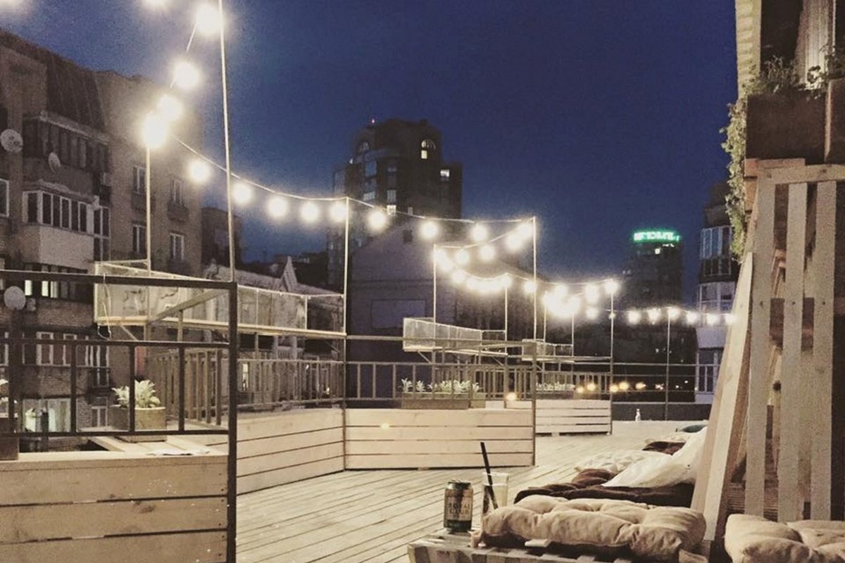 Летний вечер воскресенья в непринужденной обстановке Летний вечер воскресенья в непринужденной обстановке