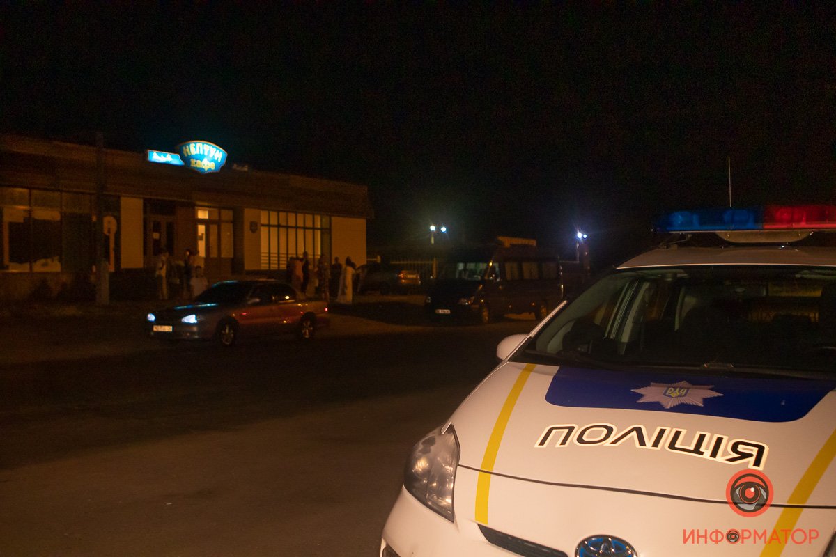 Толпа у кафе вызвала подозрение у полицейских во время патрулирования